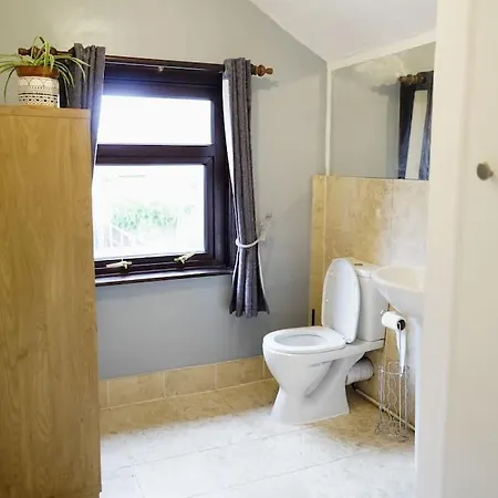 2Br Home W/ En-Suite Toilet, Town Centre Ipswich. Exterior photo