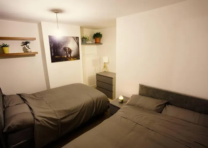 2Br Home W/ En-Suite Toilet, Town Centre Ipswich.